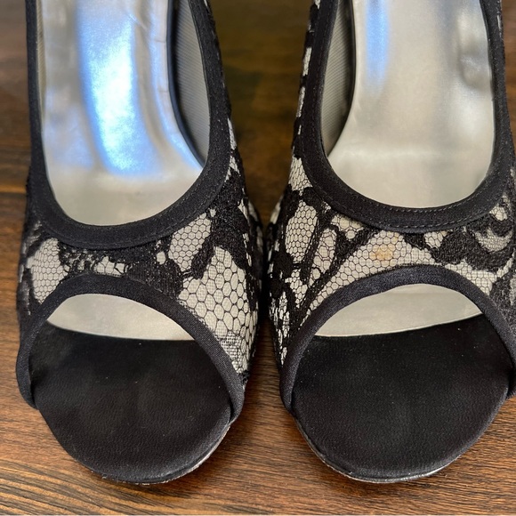 Stuart Weitzman Black Lace Peep Toe Satin Heels US9 - Picture 5 of 14